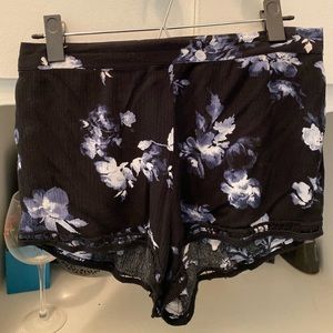 Kendall & Kylie- flowy shorts